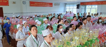 cdcs benh vien da khoa khu vuc tinh an giang trao qua tet cho nguoi lao dong