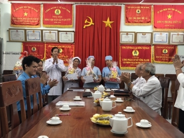 cong doan nganh den chuc tet benh vien va tang qua nhung doan vien co hoan canh kho khan