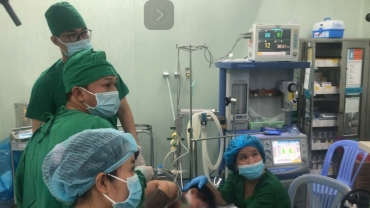 di vat duong tieu hoa do be trai 7 tuoi nuot pin dong ho