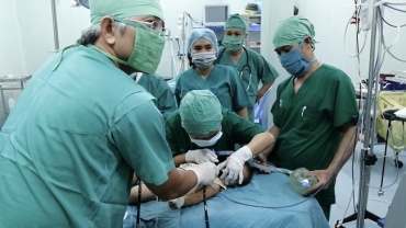 gap bong den led 2 chan nhon trong da day be gai 8 thang tuoi