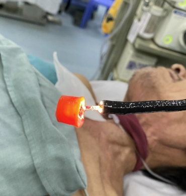 hoc di vat duong tho do roi nap chai dau vao lo mo khi quan