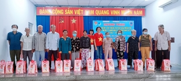 kham benh va phat qua cho gia dinh chinh sach o phuong vinh nguon