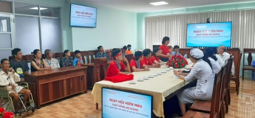 trao tang qua cho benh nhan ngheo co benh ly ve mau